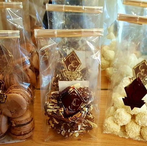 Macarons și praline ambalate, la vitrină