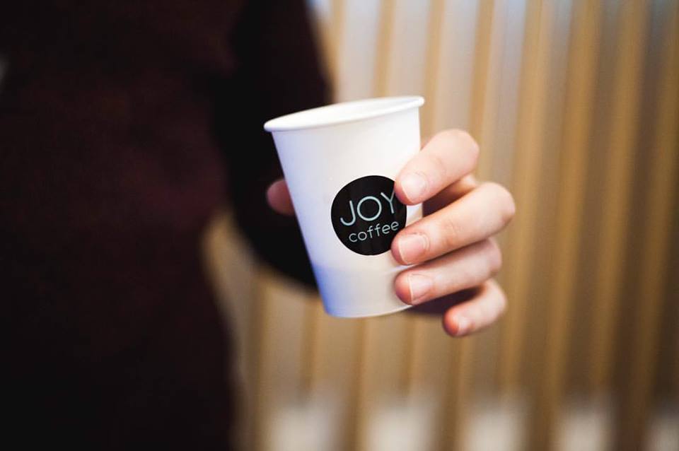 Pahar JOY coffee oferit peste tejghea