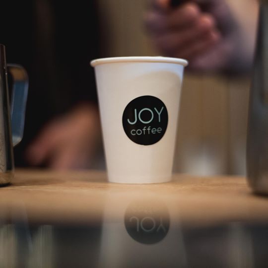 Pahar JOY coffee, ținut în mână
