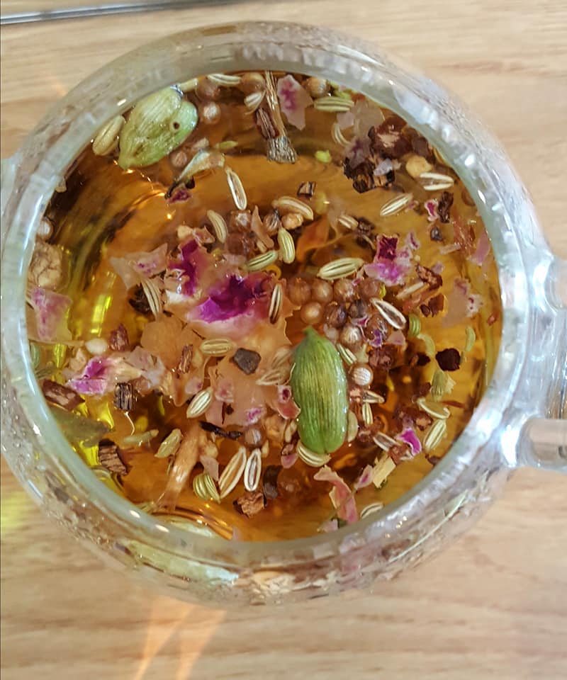 Ceai Balance în ceainic de sticlă, cu petale de trandafir și cardamom