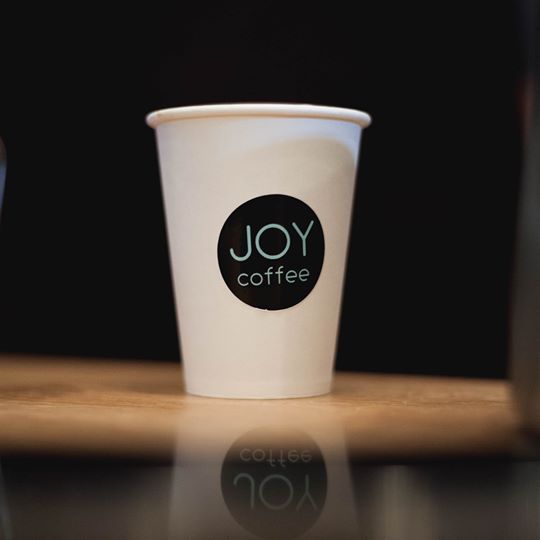 Pahar JOY coffee pe tejghea
