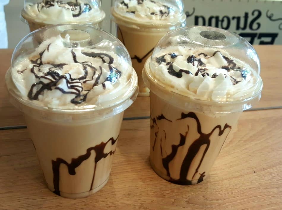 Iced latte cu frișcă și sos de ciocolată, trei pahare