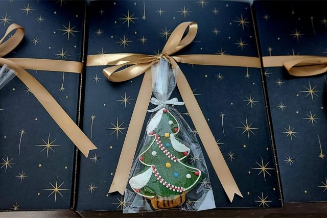 Gift boxes with gold ribbon and Christmas-tree gingerbread